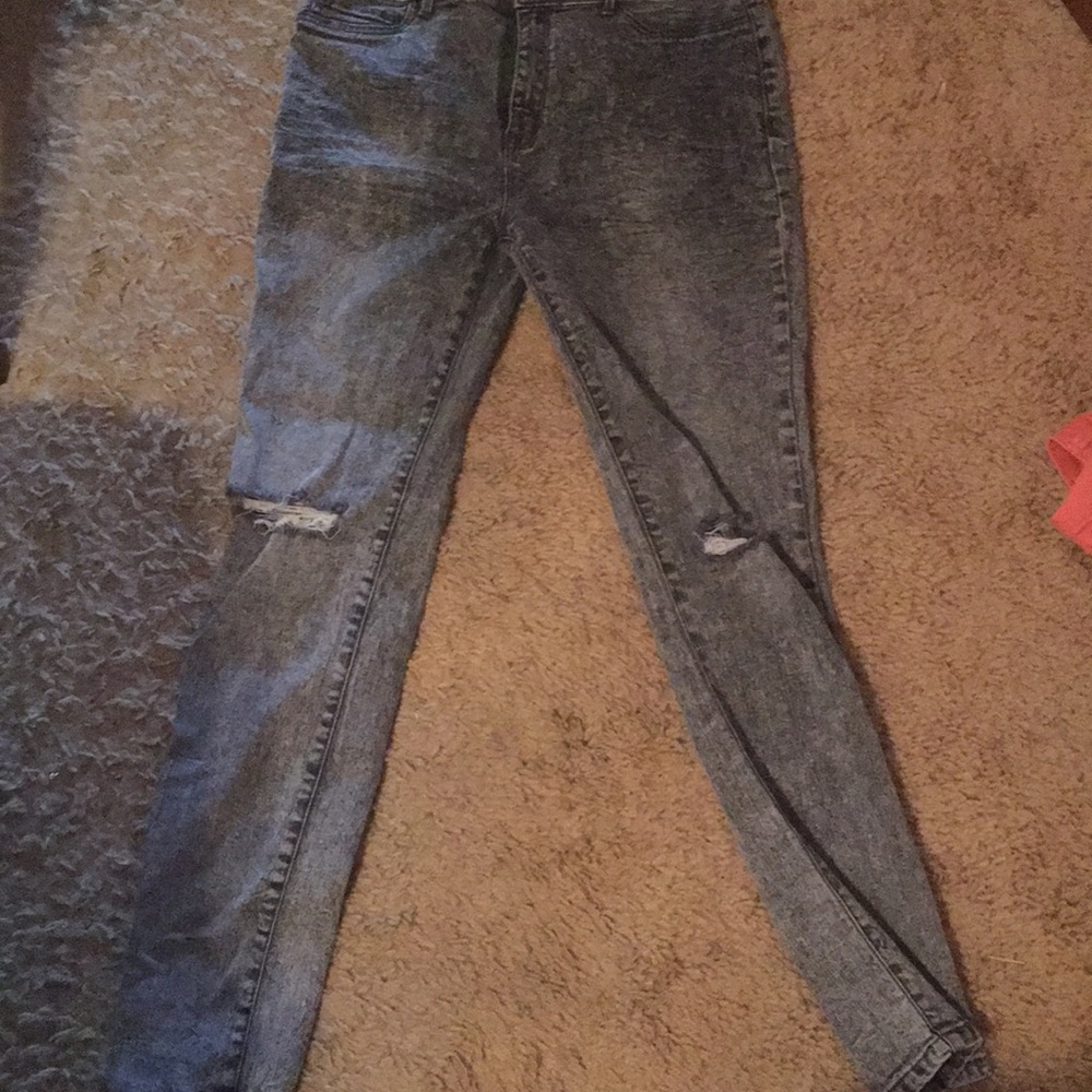 Skinny jeans, ripped jeans